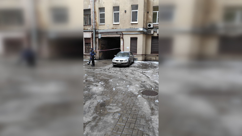 Коммунальщики Петербурга превращают припаркованные машины во дворах в «кабриолеты»
