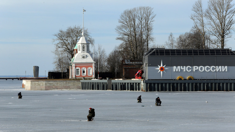 Спасатели Петербурга усилят патрулирование акваторий в связи с запретом выхода на лед