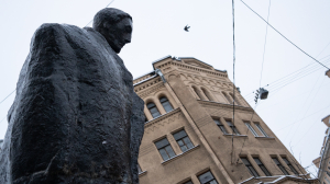 Памятник Александру Блоку официально открыли на улице Декабристов