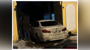 Водитель BMW взял на таран закрытые ворота парка Александрия и попал в объятия разгневанных росгвардейцев
