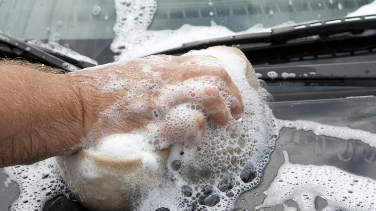 ГИБДД предупреждает о штрафе для тех, кто моет машину на даче