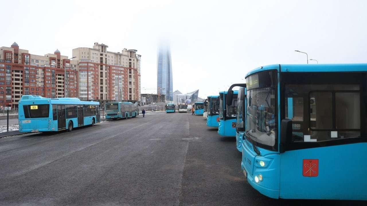 На Школьной улице открыли новую автобусную площадку «Лахтинский разлив»