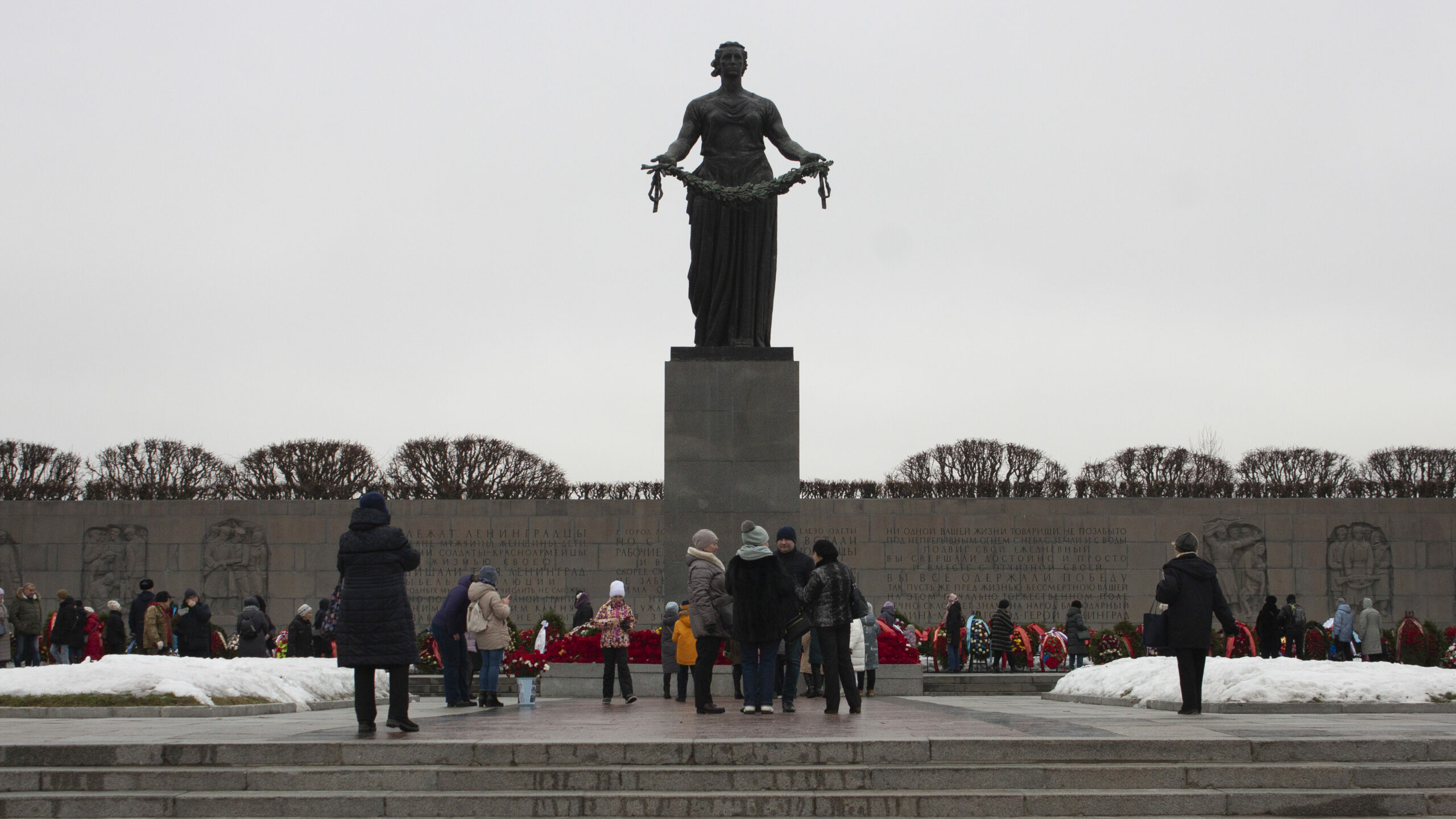 Горэлектротранс почтил память ленинградских трамвайщиков на Пискарёвском кладбище