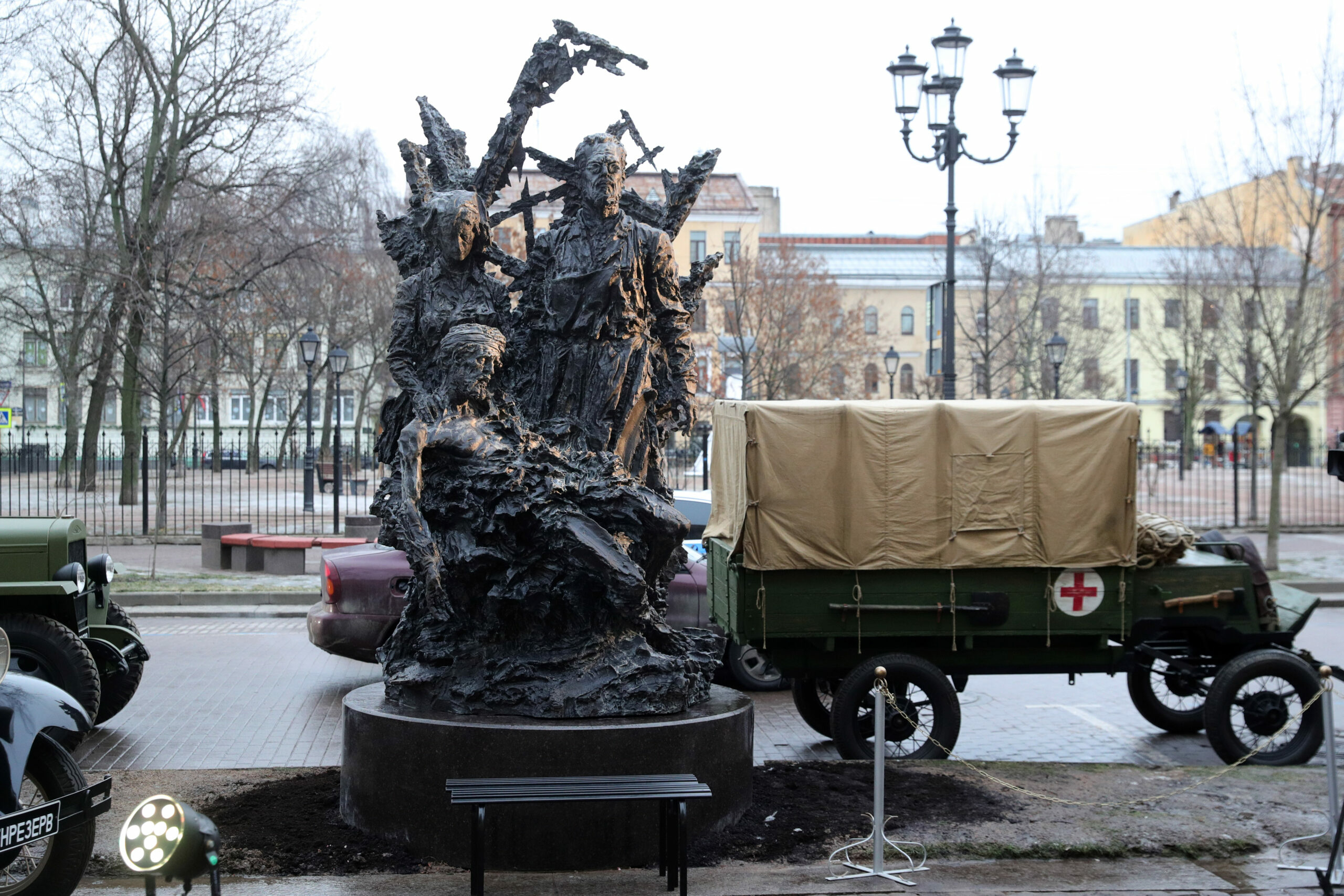 В Соляном переулке открыли памятник блокадному медику