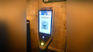 В петербургском метро продолжают устанавливать современные автоматы пополнения и покупки проездных билетов