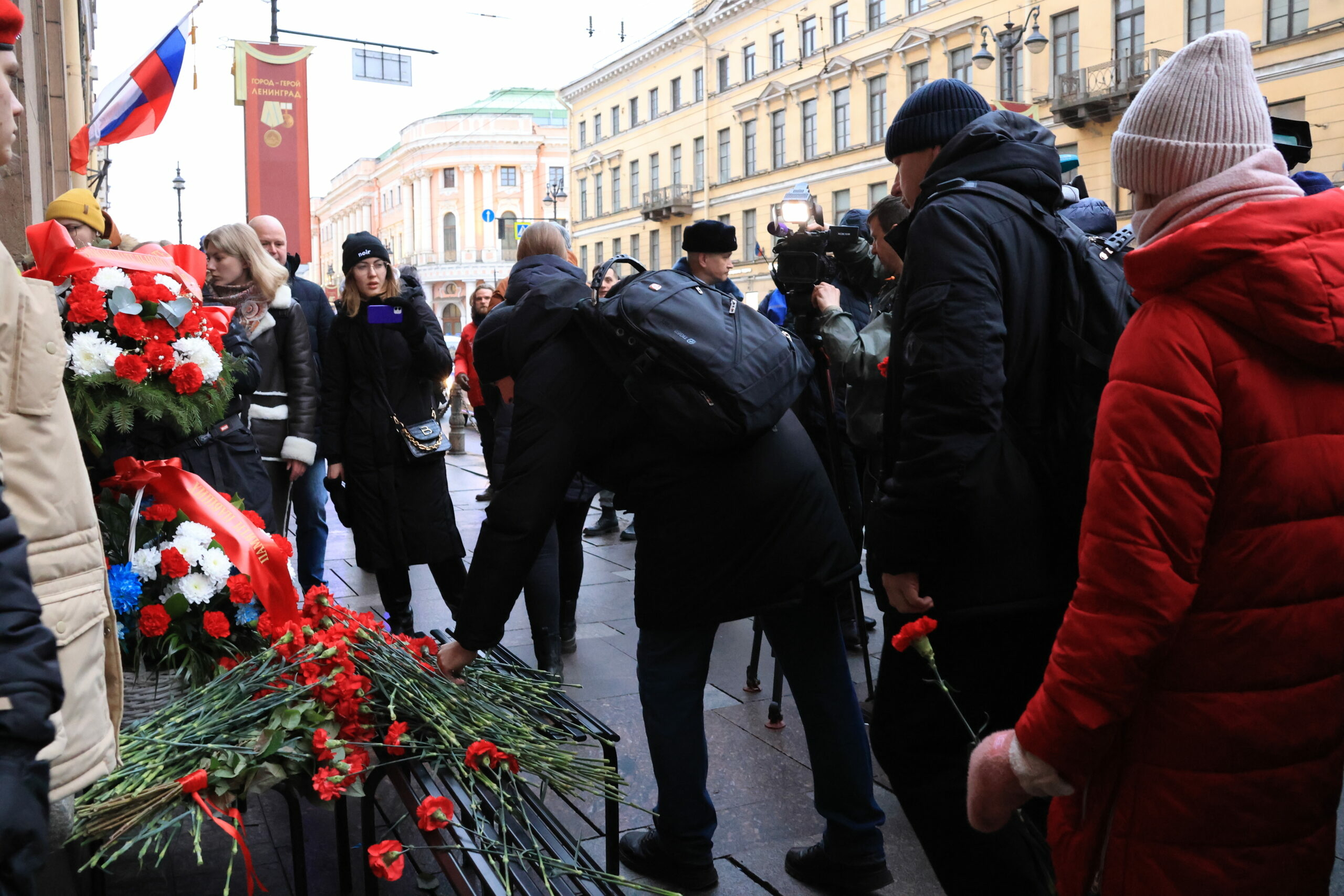 27 января санкт петербург блокада. Возложение цветов на Невском 14. Памятник блокадникам. Возлагать цветы к памятнику. Возложение цветов блокада Ленинграда.