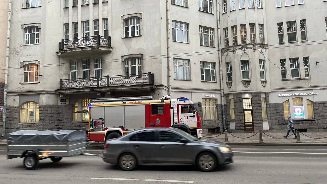 Из-за горящей сауны на Петроградке эвакуировали 15 человек