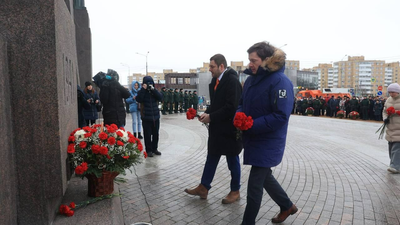 Глава комитета по транспорту Валентин Енокаев возложил цветы к Триумфальной Арке Победы