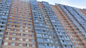 Жители самого большого многоквартирного дома в Кудрово смогли победить управляющую компанию