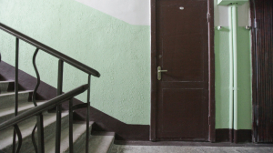 На Кржижановского неизвестный поджог покрышки у двери квартиры пенсионера