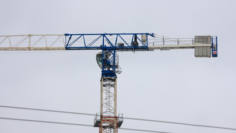 Рабочий на стройке в Петербурге разбил голову в результате падения с восьмого на седьмой этаж