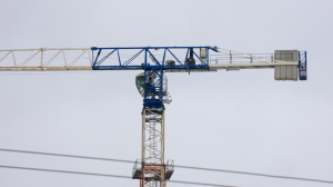 Рабочий на стройке в Петербурге разбил голову в результате падения с восьмого на седьмой этаж