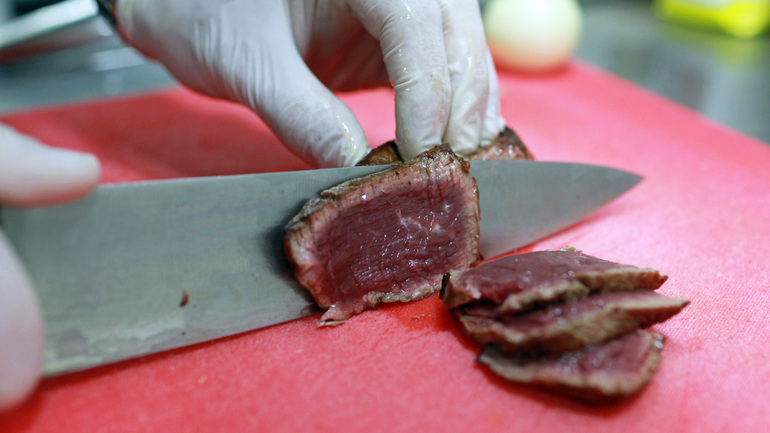 Стейки лучше суши?: в Петербурге лишь в 3% проб мяса нашли нарушения установленных требований