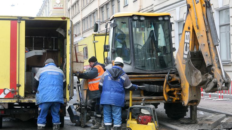 Водителей Петербурга предупредили об ограничении движения в трех районах на фоне ремонта коммунальных сетей