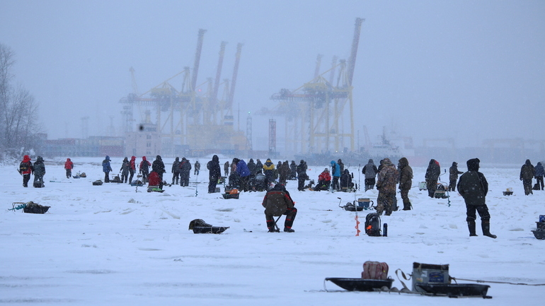 В Петербурге хотят утвердить новые правила для зимних рыбаков и пешеходов на водных объектах