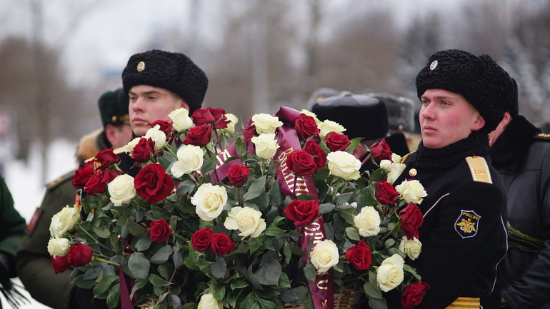 У обелиска на площади Восстания прошла памятная церемония