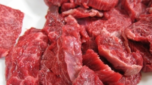 Диетолог рассказала, почему пожилым людям стоит есть меньше красного мяса