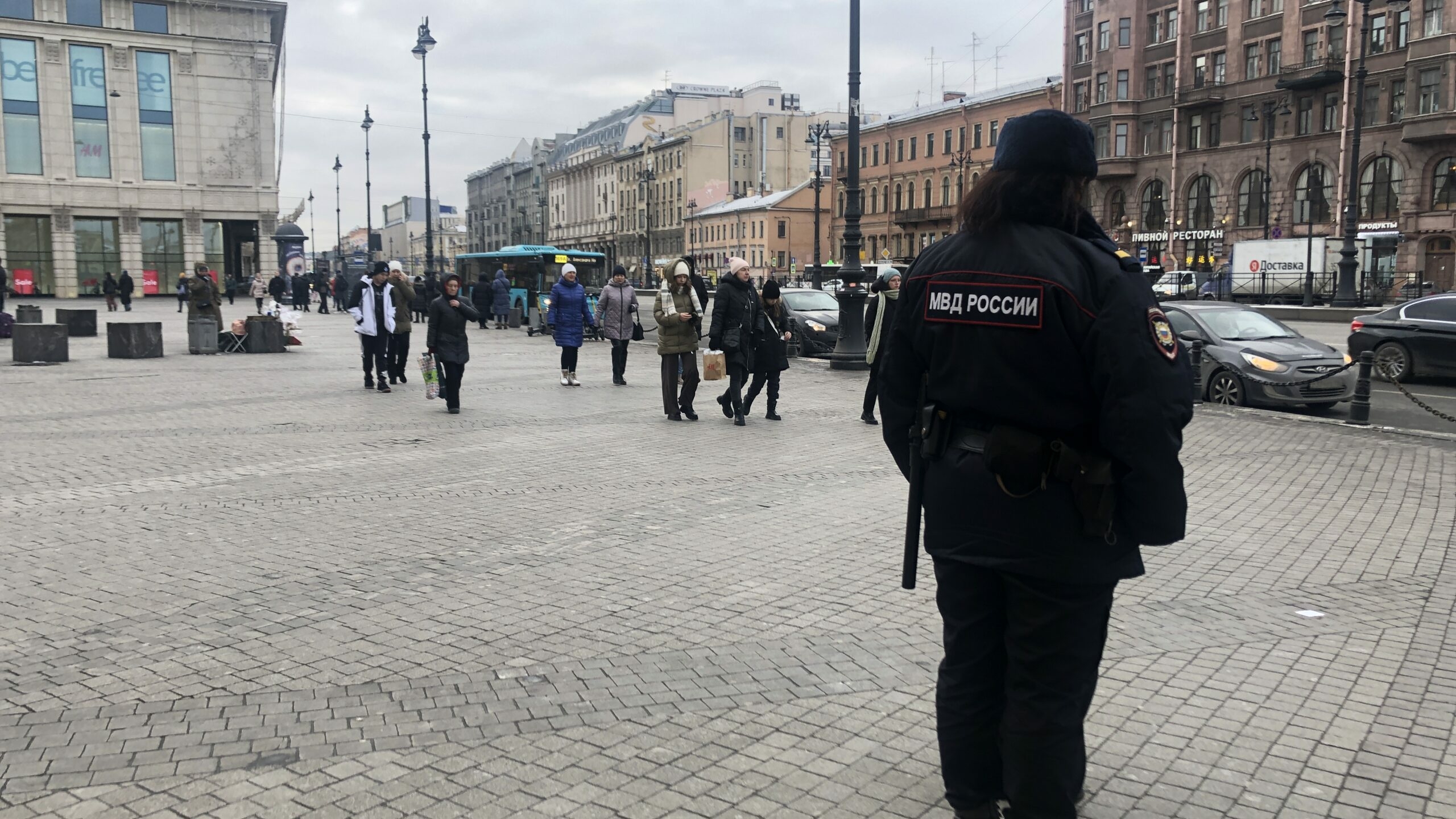 В Петербурге детский омбудсмен прокомментировала массовое задержание подростков в ТРЦ «Галерея»