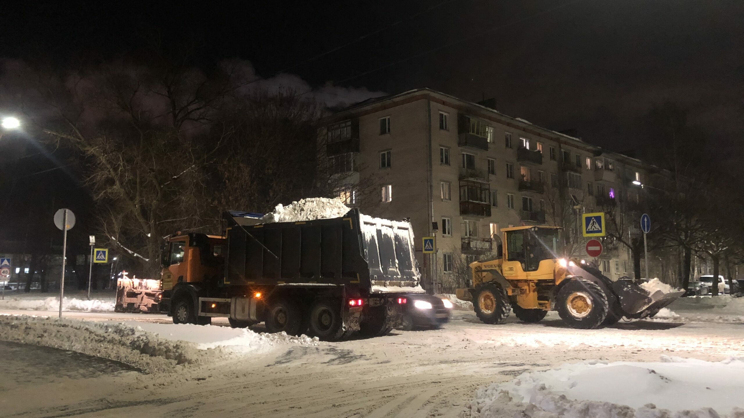 Нехватка снегоуборочной техники спровоцировала заторы на дорогах Петербурга