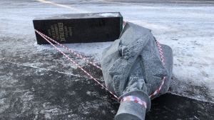 Коммунальщики снесли памятник меценату Штиглицу в Новом Петергофе
