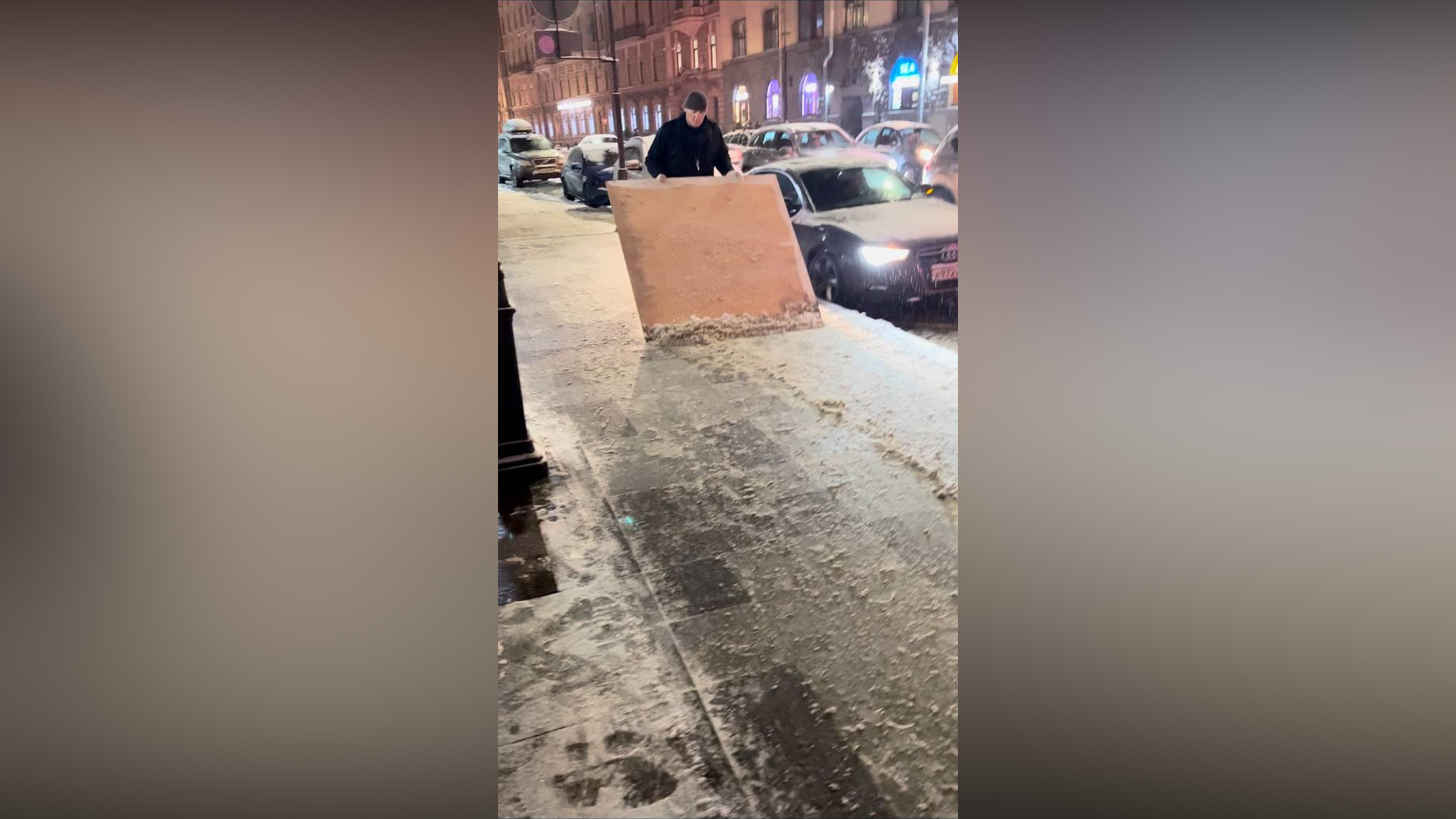 Петербургские дворники взяли в руки фанеру для уборки снега