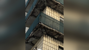 Петербуржцы продолжают избегать встречи с обваливавшимися балконами на Замшина