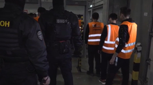 В логистическом центре Ozon на Софийской задержали свыше 150 мигрантов