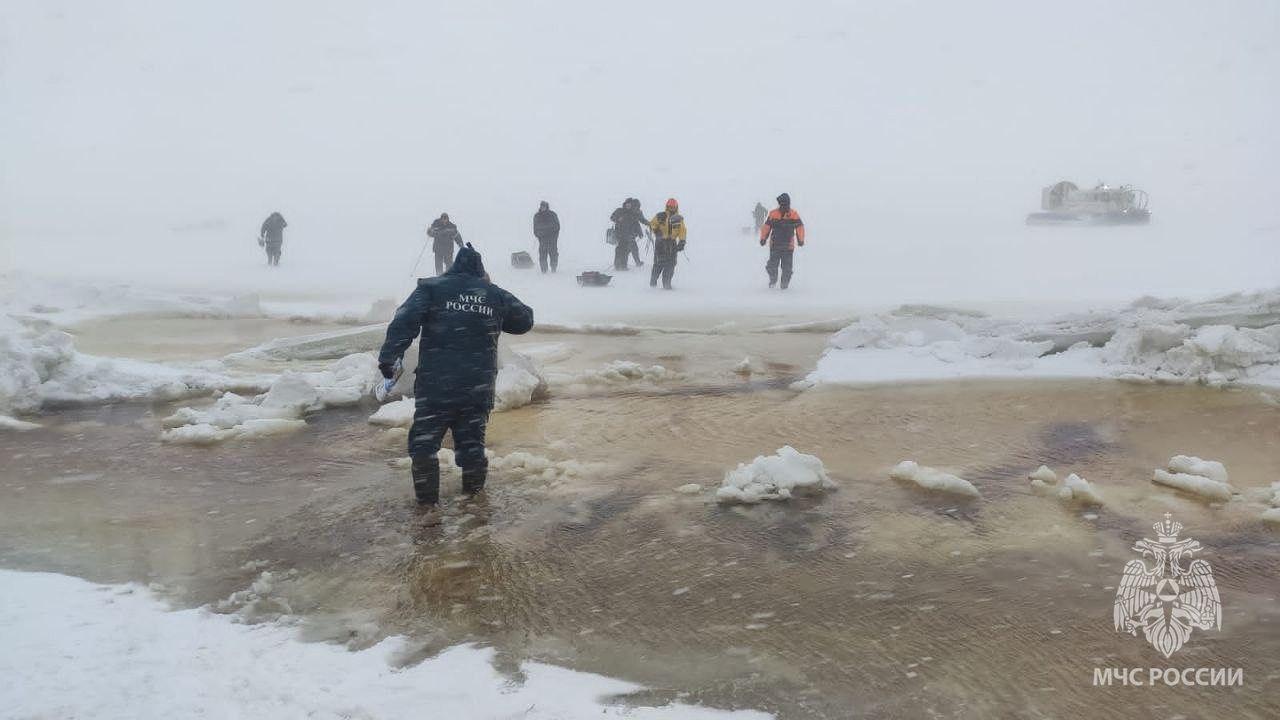 Петербуржцы сняли со льда 103 рыбака во время шторма