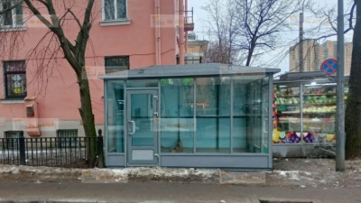 В Петербурге установить незаконный ларек на газон мешал забор. Его срезали