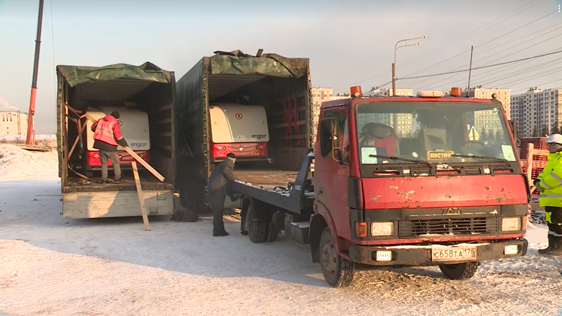 На «СКА Арену» приехали первые машины для заливки льда