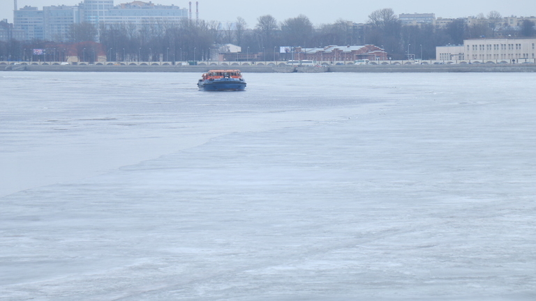 Спасатели предупредили петербуржцев о возможном разрушении ледового покрова