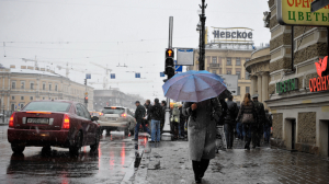 Оказавшийся на пути теплого фронта Петербург получит дожди и ветер в среду