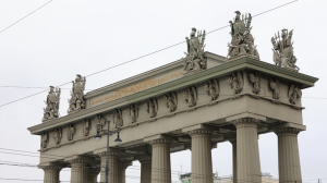 С Московских триумфальных ворот снимут три десятка скульптур