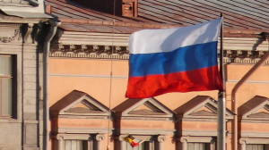 На Дворцовой площади тысячи активистов в цветах триколора показали карту России