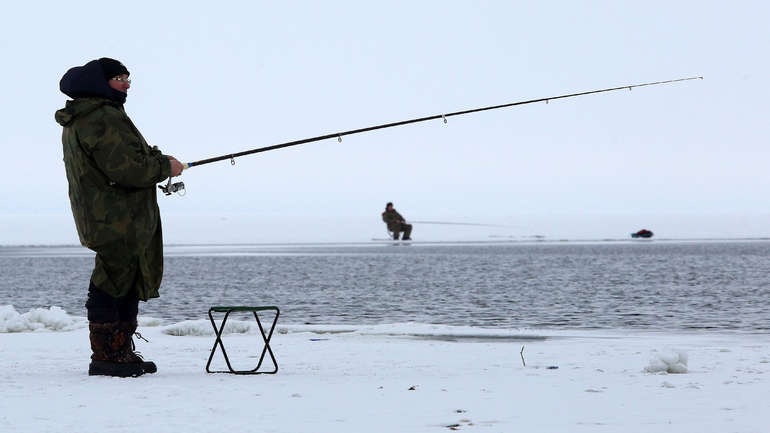В Ленобласти в Международный женский день спасатели вытаскивали с отколовшейся льдины 50 рыбаков с помощью вертолета