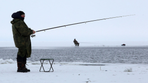 Жизнь или рыба: спасатели достали с Ладожского озера рыбаков-экстремалов