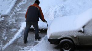 Петербург тонет в снегу: жители города массово жалуются на сугробы во дворах и на улицах
