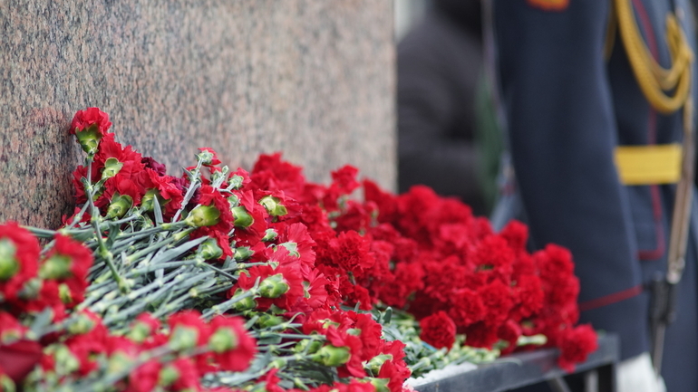 В честь Дня героев Отечества в Петербурге возложили цветы к обелиску «Городу-Герою Ленинграду»