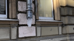 В Москве на женщину обрушилась глыба льда