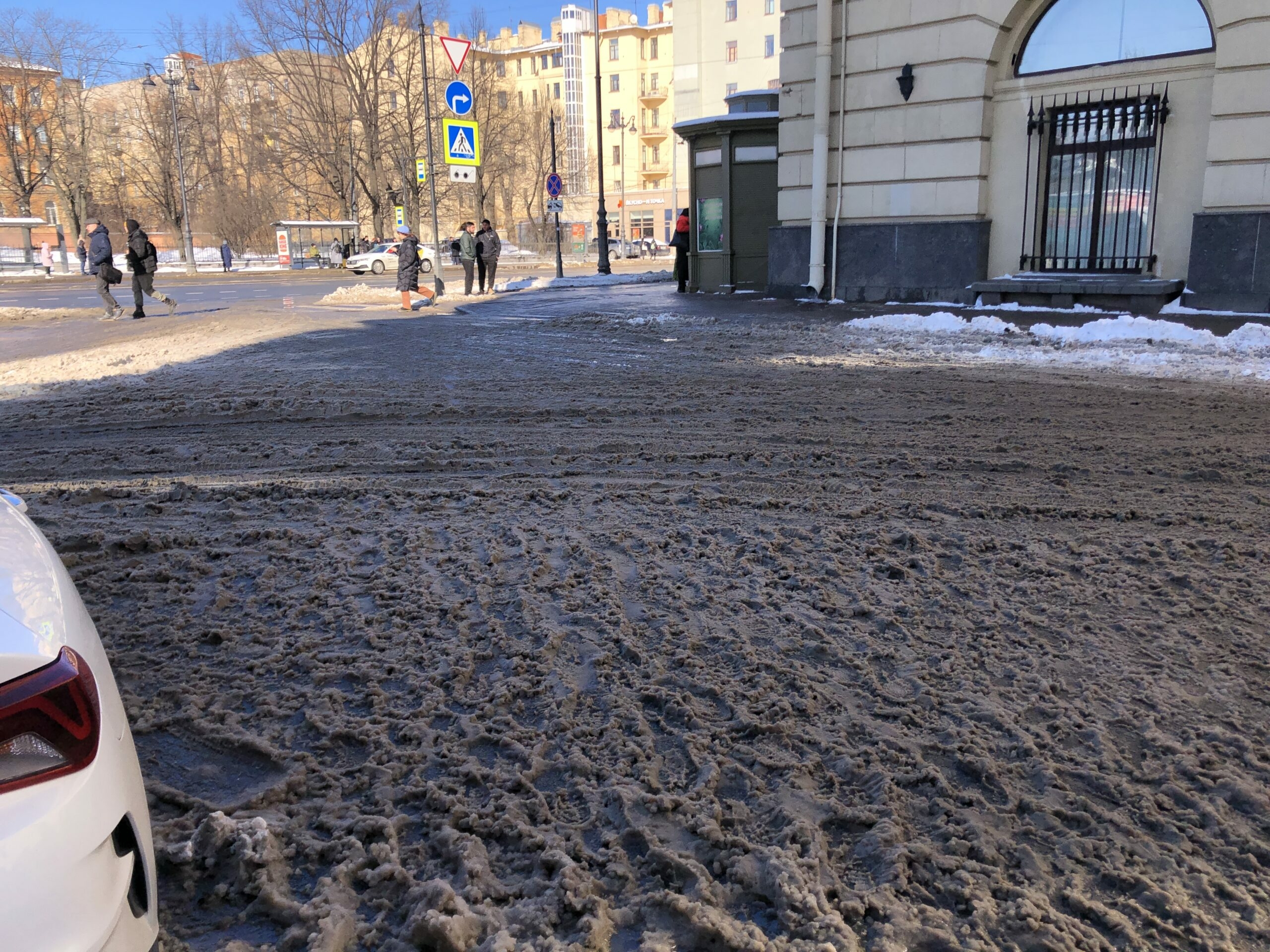 Оттепель принесла в Петербург очередные проблемы с уборкой снега. Горожане  называют адреса