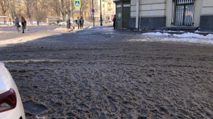 Снег тает, но проблемы не уходят: петербуржцы жалуются на плохую уборку снежной «каши»