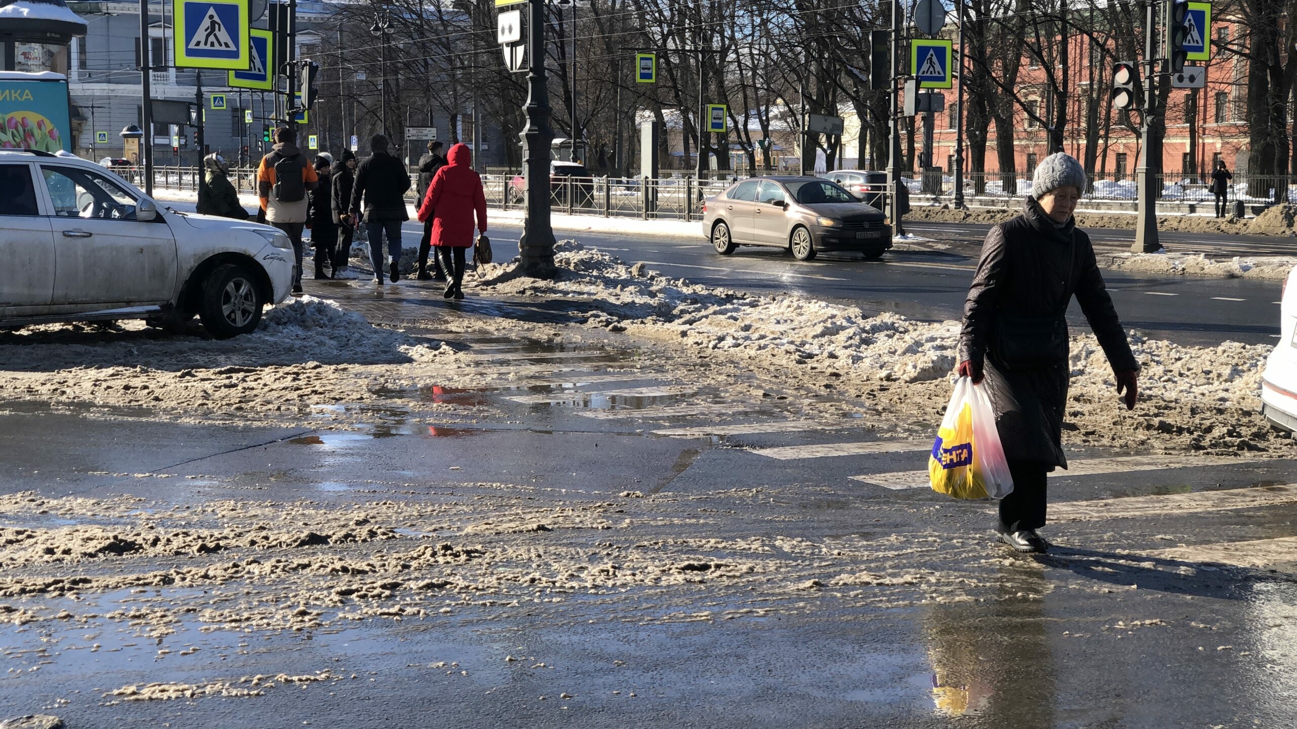 Петербургские коммунальщики перешли на усиленный режим из-за таяния неубранного ими снега