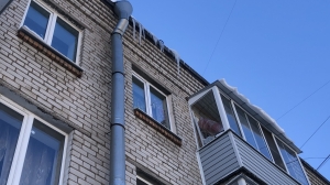 Петербуржцев начали массово призывать очищать балконы от наледи