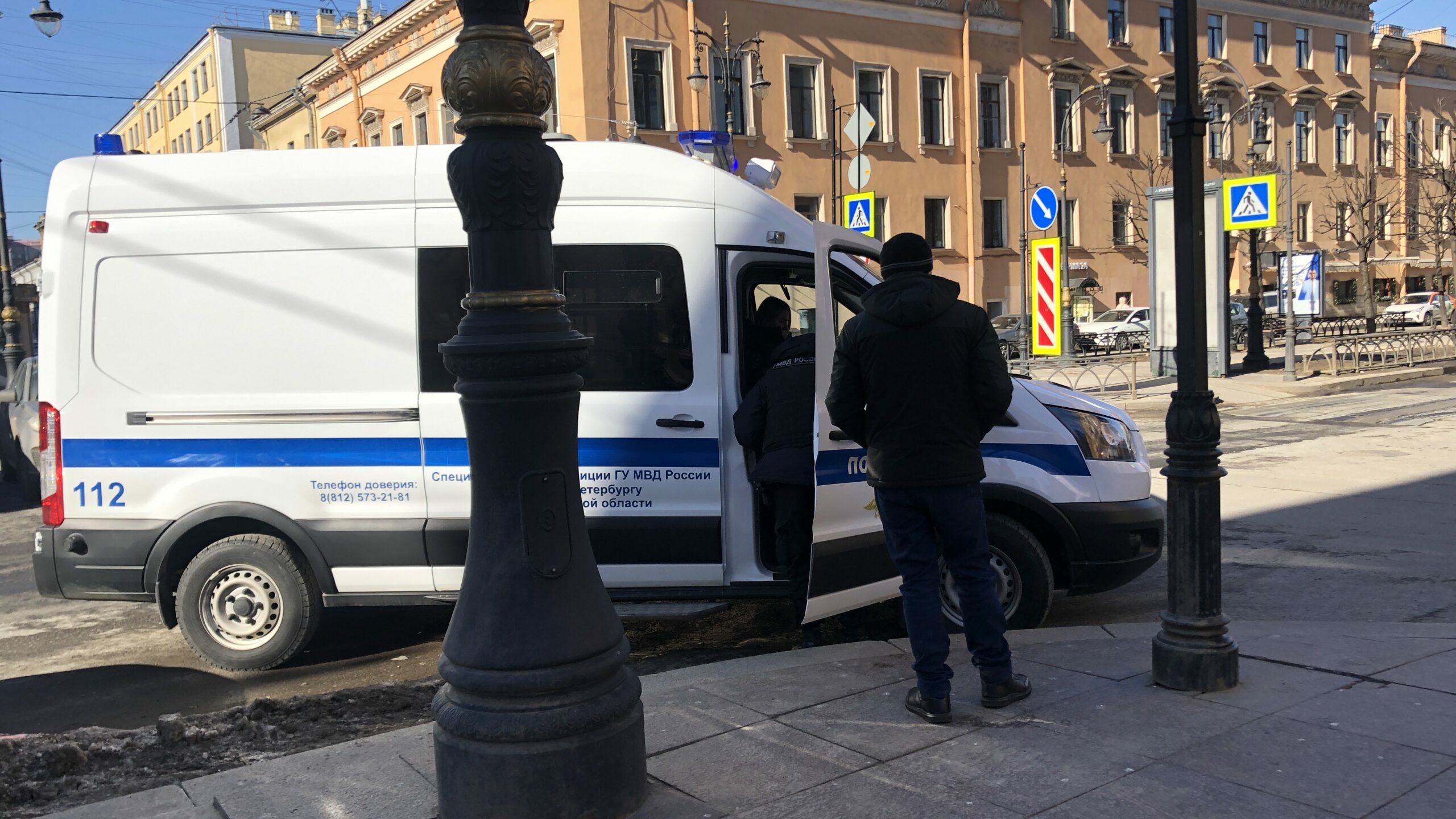 Домогавшегося до школьницы в вагоне на станции метро «площади Александра  Невского» мигранта задержали