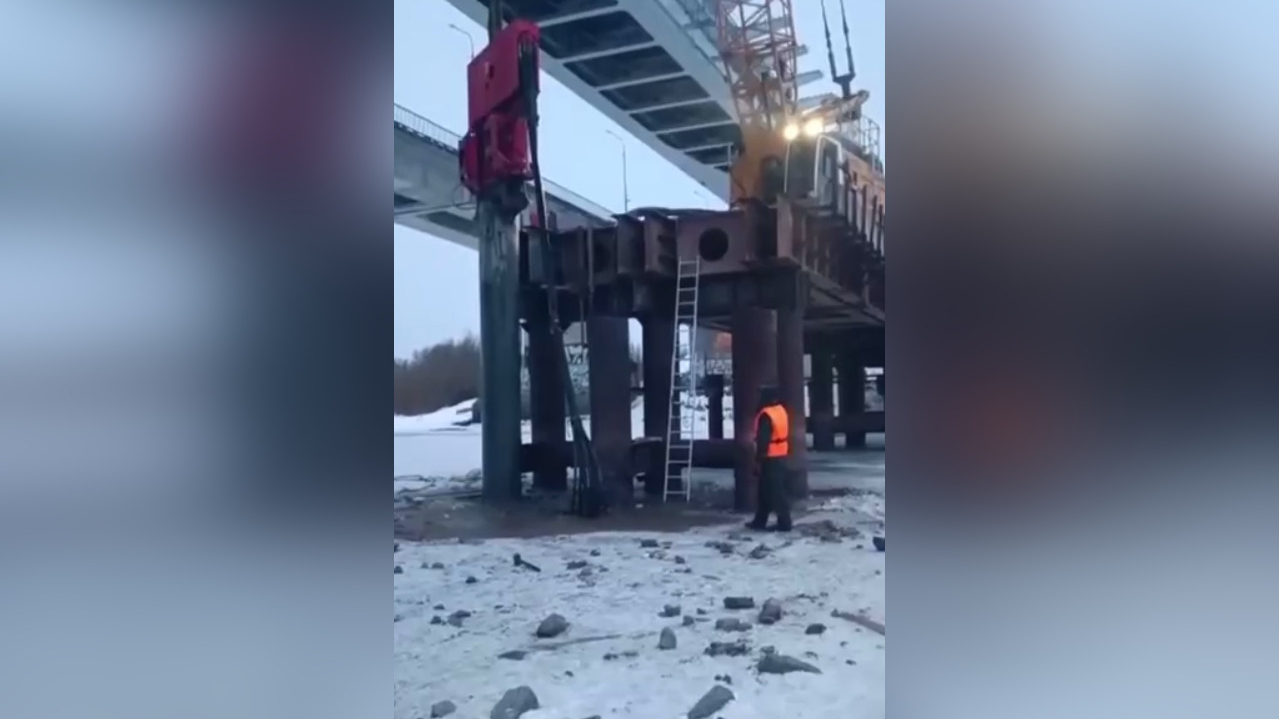 Вибропогружатель довел строителей из Ленобласти до оргазма на мосту через Волхов