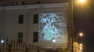 На фасадах петербургских домов появились световые открытки к Международному женскому дню
