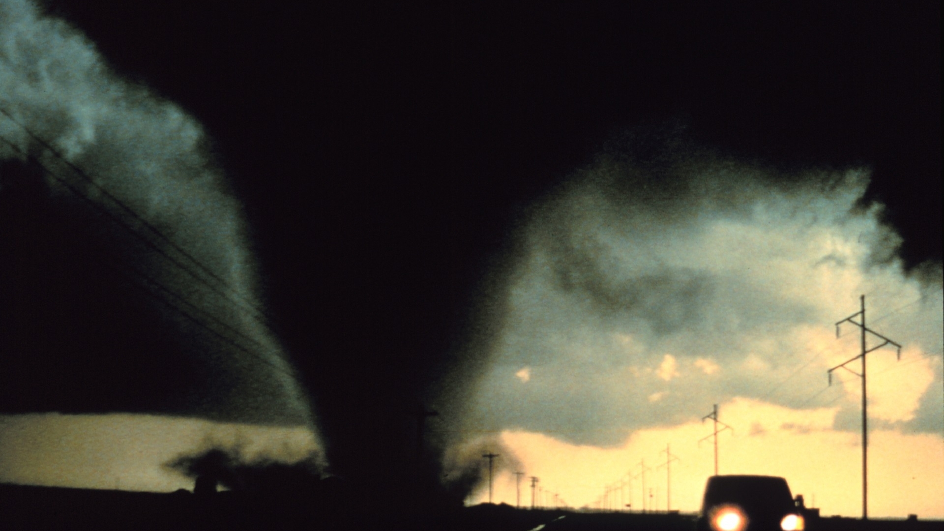 В Техасе мощный торнадо убил троих и покалечил около сотни человек