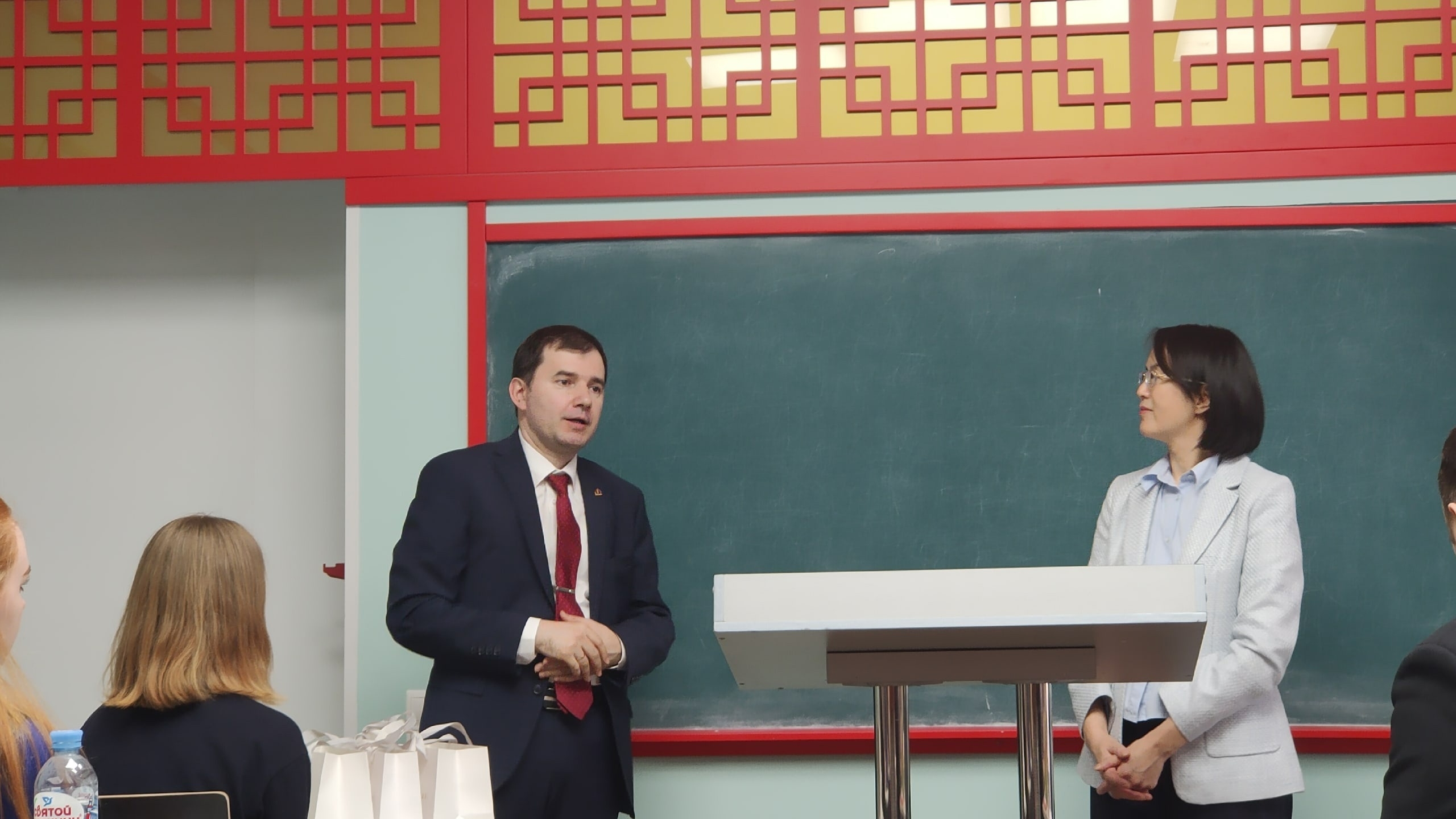 Генконсул КНР в Петербурге Ван Вэньли прочла лекцию о русско-китайских отношениях в СПбГУ