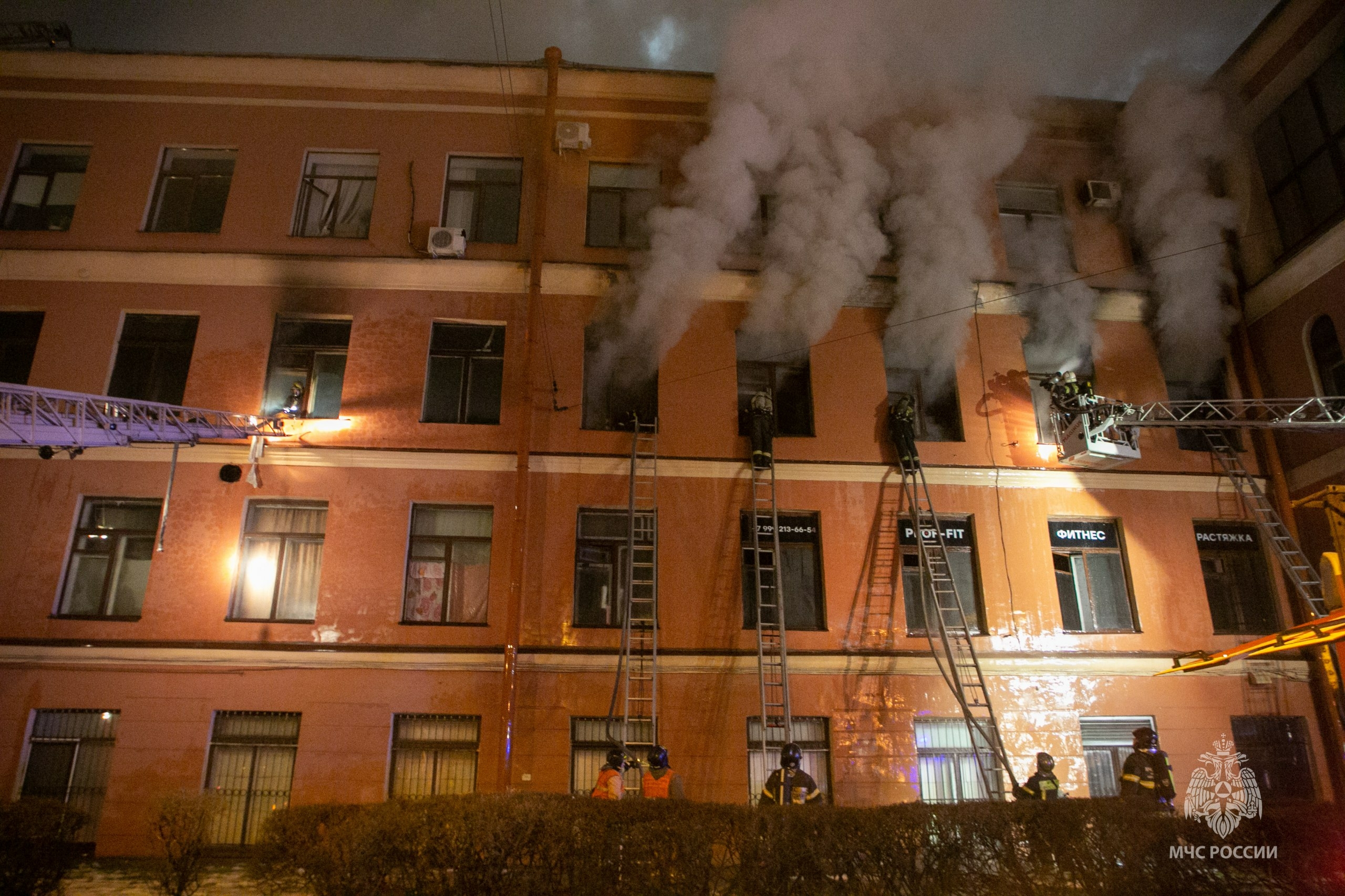 Пожар в спб 18 мая. Пожар фото. Пожар в доме. Пожары в жилых и общественных зданиях. Пожар в здании.