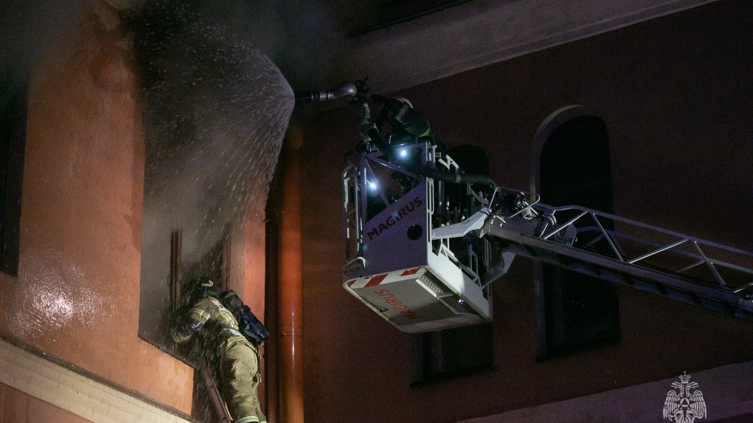 Один пострадавший и эвакуация: посреди ночи коммуналку на 1-ом Муринском объяло пламя